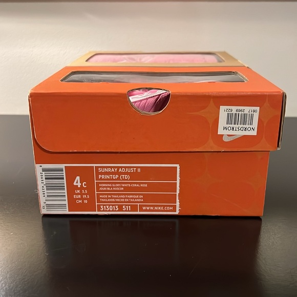 Nike Gift Set- Butterfly Sandals & Towel - Picture 2 of 16